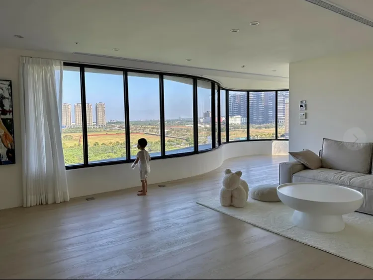 郭彥甫分享自家客廳照片，網友超驚艷。引自郭彥甫臉書