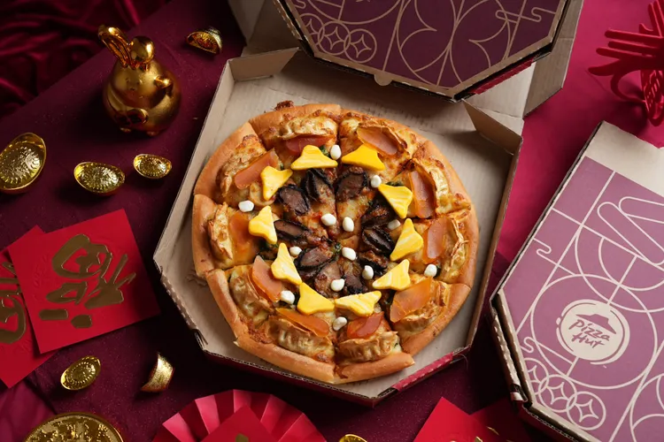 必勝客限量御膳「奢華加貝金烏鮑魚比薩」即將完售。業者提供