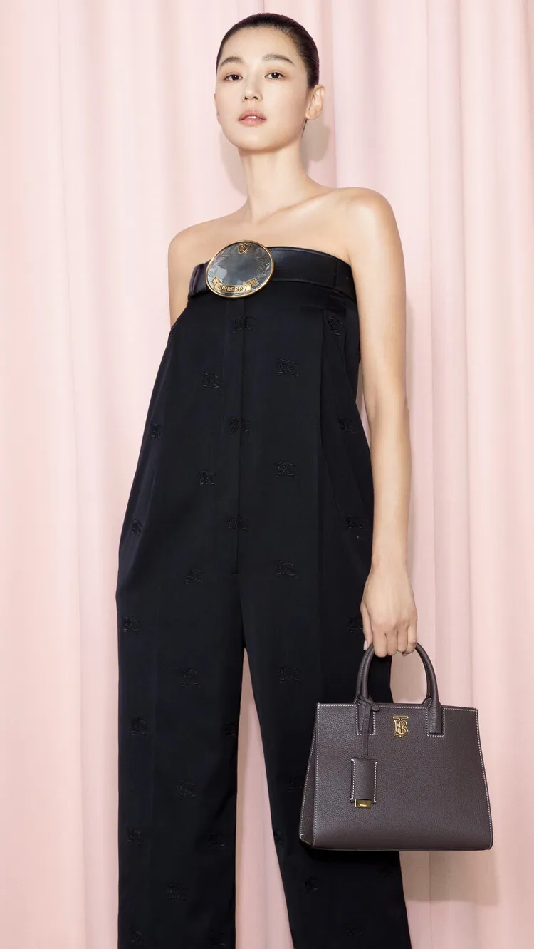 去年成為BURBERRY品牌大使的女神全智賢，曾登上官方IG的美照也被刪光光。品牌提供