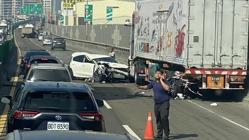 驚悚片｜超車不慎遭2聯結車夾擊　瞬間噴轉180度！駕駛幸運僅擦傷