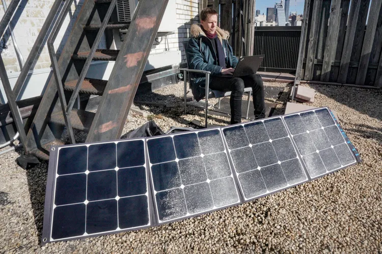 每天都要把太陽能充電板與電池拿到頂樓曬太陽。美聯社