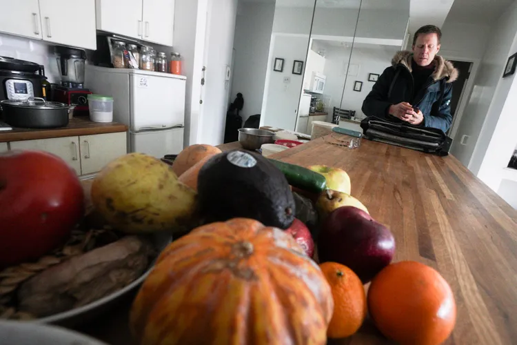 只吃當令蔬果，自學讓食物發酵技術。美聯社