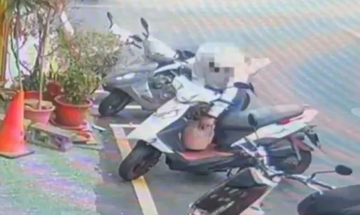 男子利用人群作掩護，將該盆栽搬上機車載走。翻攝畫面