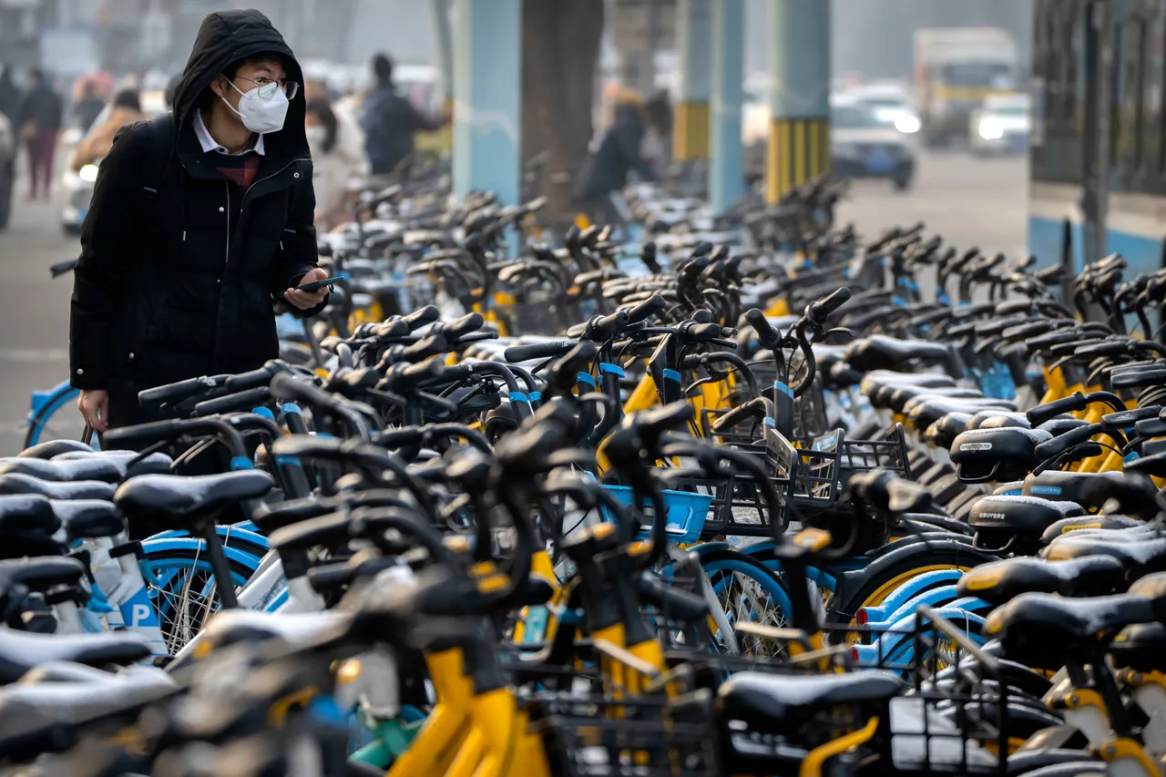 中國人民大學財稅研究所學者分析也指出,經濟受疫情衝擊,導致地方財政收支矛盾擴大;圖為北京街景。美聯社