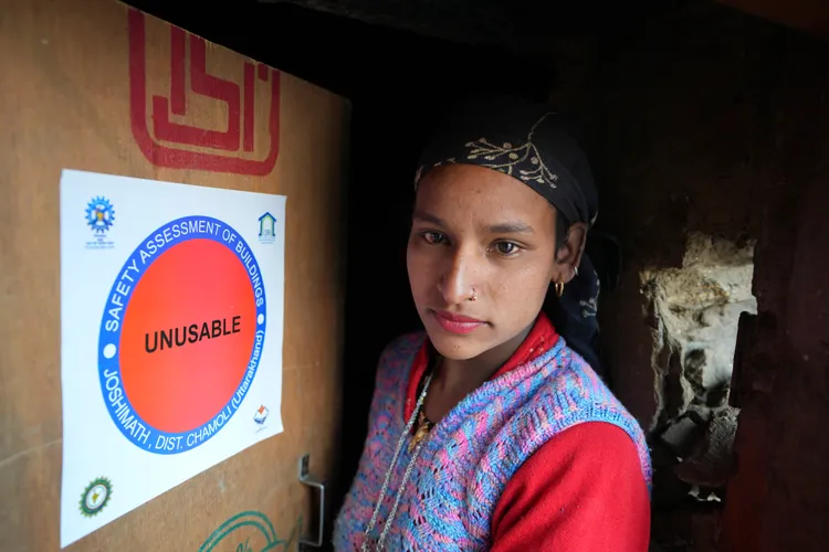 許多居民無家可歸，當局勘查後將她的家列為
「無法使用」。美聯社