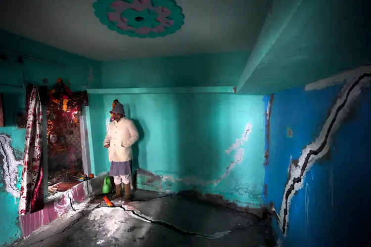 許多人家裡牆上都有驚人裂口。美聯社