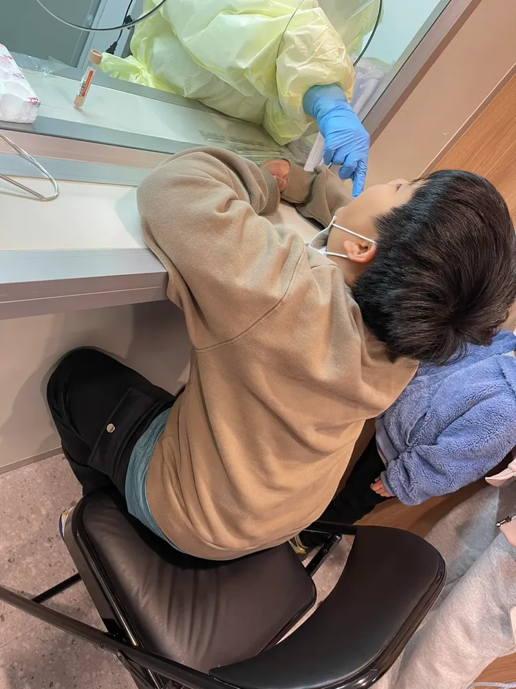 小朋友出國前還要做PCR。引自萁萁的黃三寶