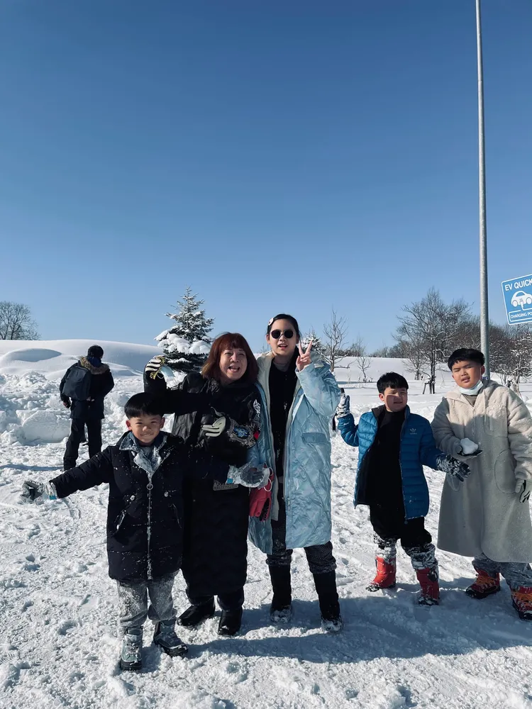 萁媽一打四帶孫子到日本北海道玩。萁萁提供