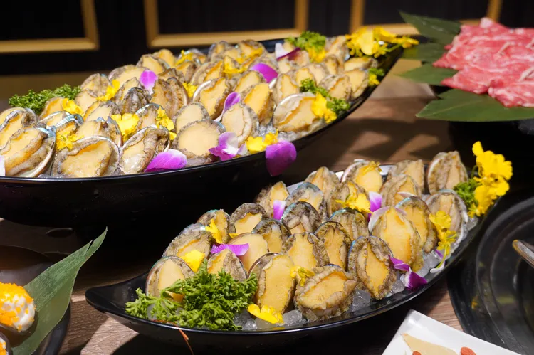 新馬辣經典麻辣鍋達成證件任務享九孔鮑魚吃到飽。業者提供