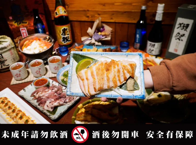 到狗一下居酒食堂用餐完成指定任務並全桌消費滿千元，即享「鹽烤松阪豬」乙份，可累贈。業者提供