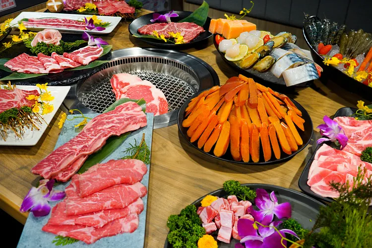 夯下去2月活動開跑，完成指定任務並選擇「極上雙和牛牛排放題」方案享烏魚子吃到飽。業者提供