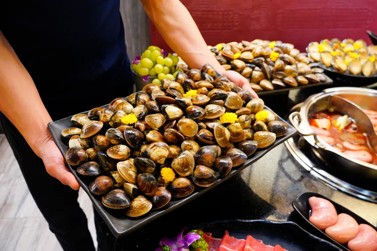 馬辣頂級麻辣鴛鴦火鍋達成證件任務享東石大蛤吃到飽。業者提供