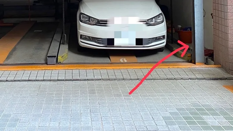 趙女停妥車後，不慎自機械停車位的縫隙跌落到下方。讀者提供