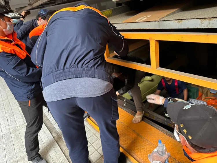 警消協助摔落到機械停車格下方的趙女脫困。讀者提供