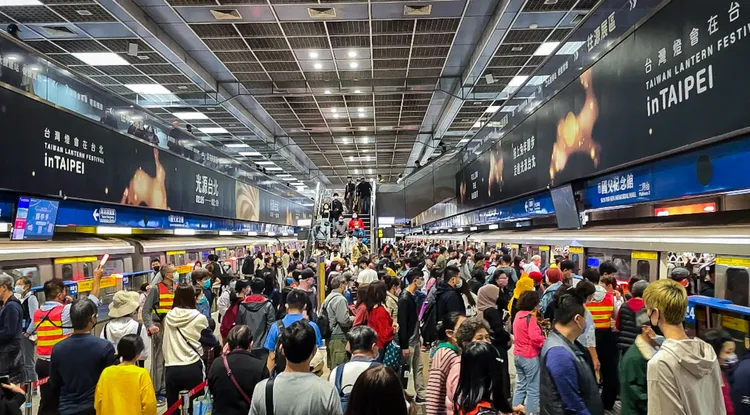 國父紀念館站人潮。賴昀岫攝