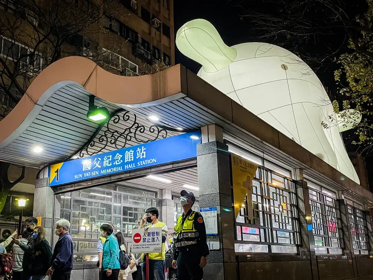 國父紀念館站1號出口指出不進。賴昀岫攝