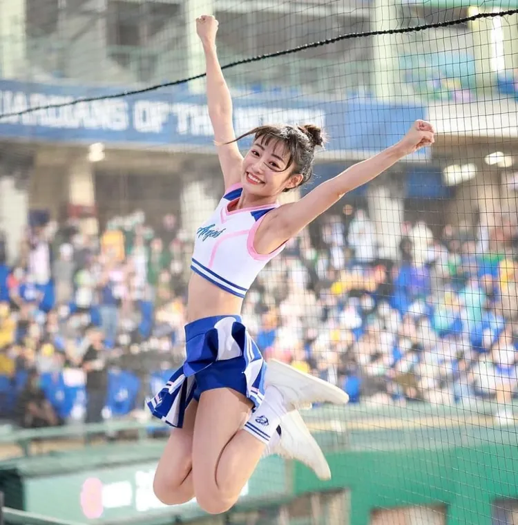豫花花2021年曾任中職富邦悍將啦啦隊員。翻攝自王妡臉書