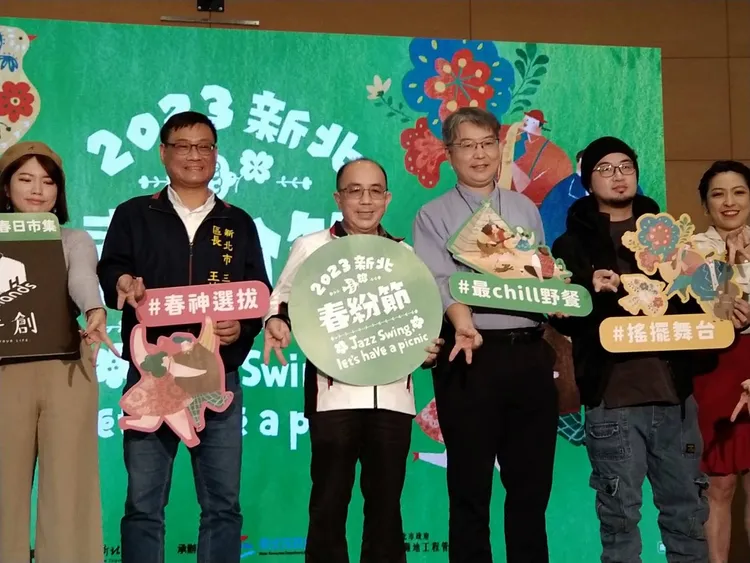 水利局長宋德仁(中間者)記者會上揭開春紛節活動精彩內容，歡迎民眾一起來野餐。水利局提供