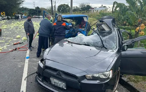 台东严重车祸！小货车与轿车猛烈撞击　2人无生命迹象急送医