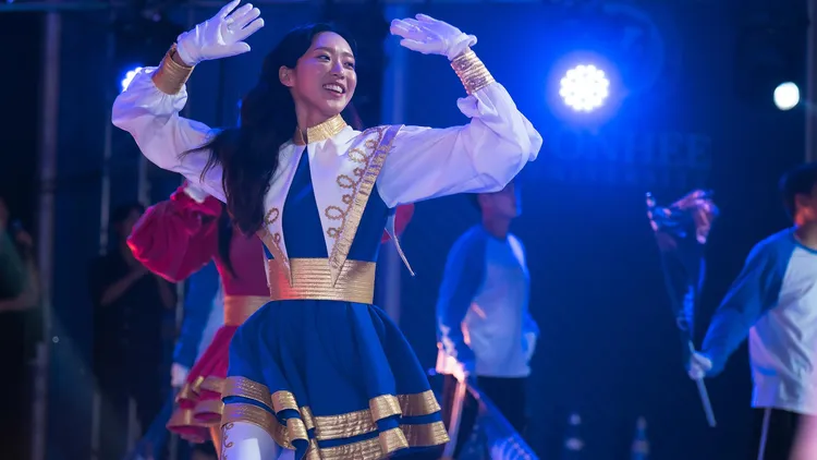 韓智賢劇中為了賺錢，加入啦啦隊。龍華電視提供