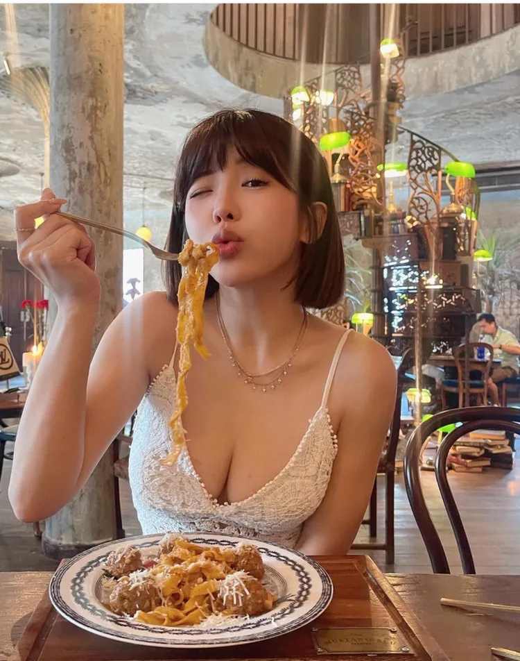 壯壯美胸比義大利麵可口。翻攝自壯壯IG