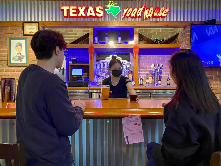 2/13一日限定，Texas Roadhouse特別企劃「單身酒吧萬萬醉」，餐廳被有脫單助攻小道具，讓單身族一起微醺交友。業者提供