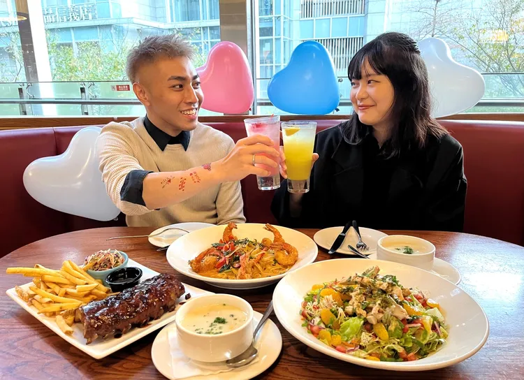 TGI FRIDAYS「FRIDAYS LOVE 吃．戀」情人分享餐送「給我一個吻」紋身貼紙，讓顧客發揮創意還可參加抽獎。業者提供