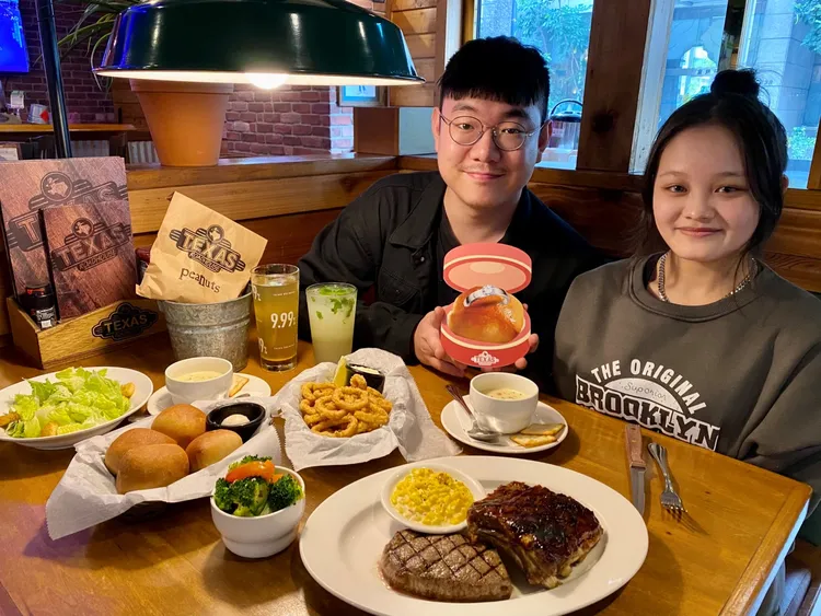 男友快看 ! Texas Roadhouse準備「德州專屬麵包鑽戒」，記得打卡放閃，讓另一半心花朵朵開。業者提供