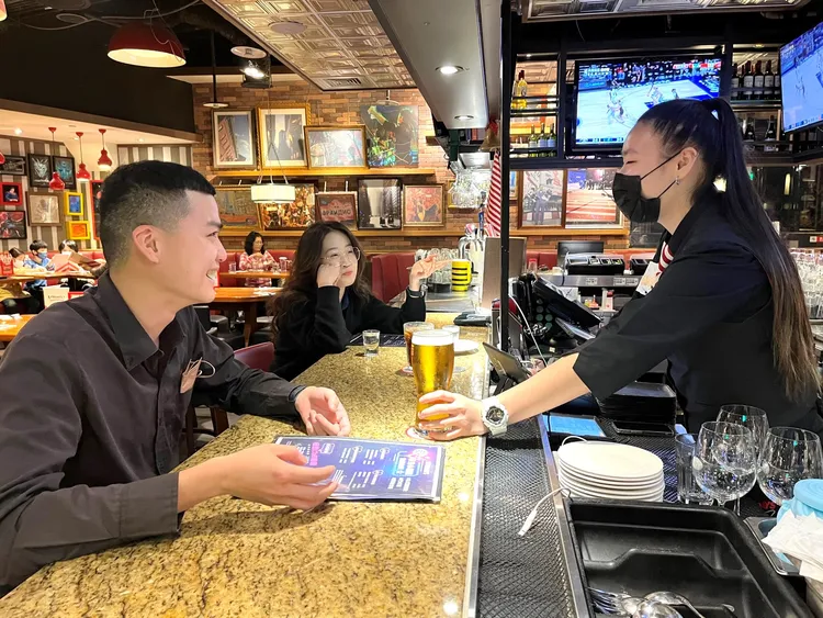 TGI FRIDAYS情人節前夕「單身小酒館」一日快閃，品美食美酒之餘，還有機會輕鬆脫單。業者提供