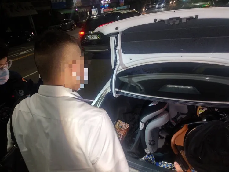 周姓男子開車未繫安全帶遭攔查，意外被查出車內有毒品，遭警送辦。讀者提供