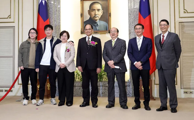 陳培瑜今天宣誓就職，她就讀國二與高二的孩子（左1、左2）也在現場見證母親的重要時刻。鄭孟晃攝