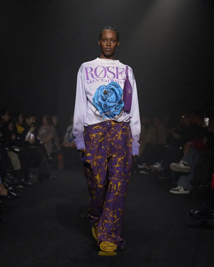 BURBERRY 2023冬系列英倫玫瑰印花。品牌提供