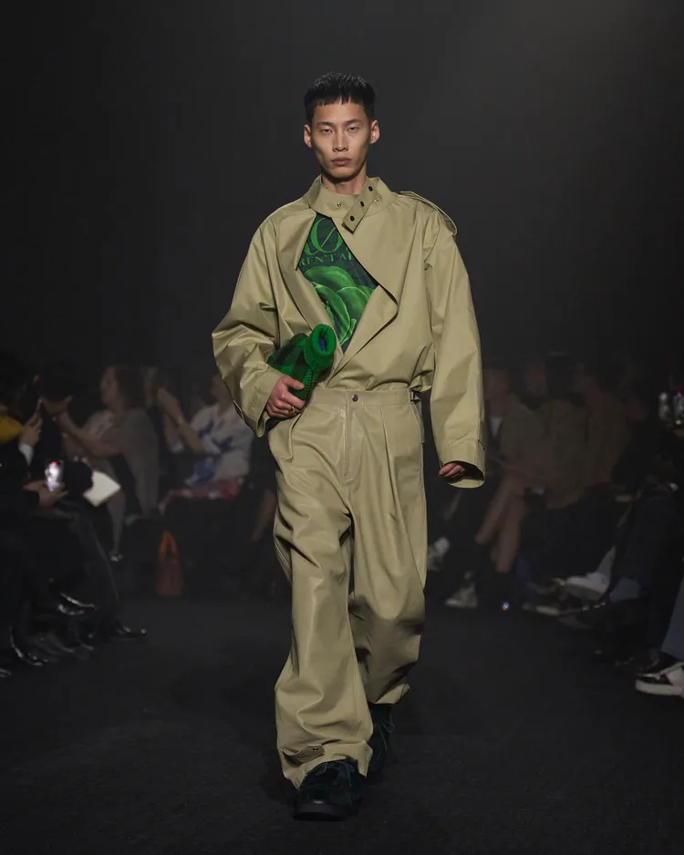 BURBERRY經典風衣在Daniel Lee手中玩出新的結構輪廓風貌，做出短版上衣、短罩衫、連身裙等樣式。品牌提供