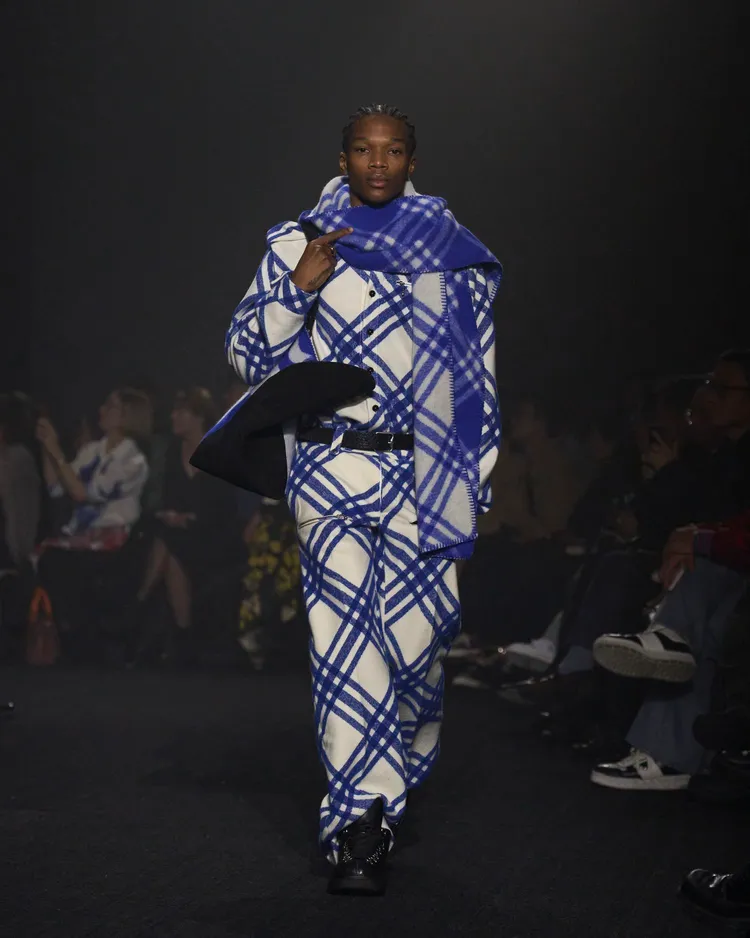 BURBERRY迎接經典皇室藍色彩回歸。品牌提供