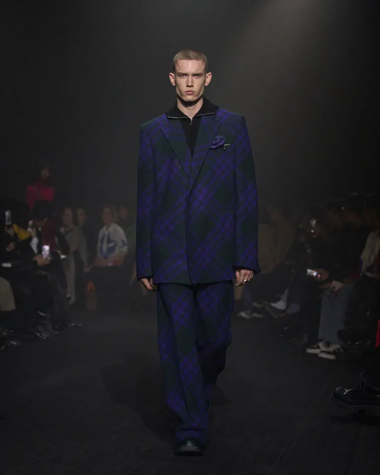 BURBERRY 2023冬系列格紋⻄裝。品牌提供