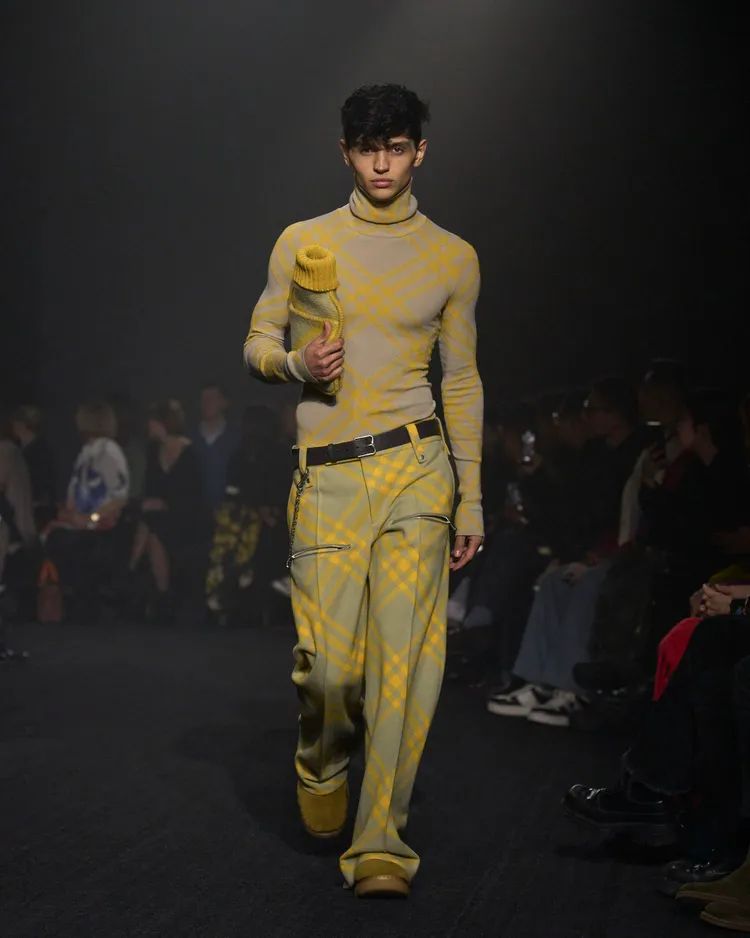 BURBERRY 2023秋冬系列將經典格紋以多種色彩演繹出新風貌。品牌提供