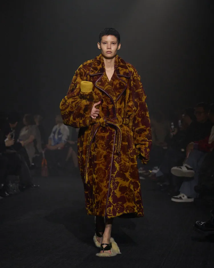 BURBERRY 2023冬系列英倫玫瑰印花。品牌提供
