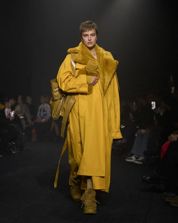 飾有⼈造⽪草翻領的寬版⾵⾐。品牌提供