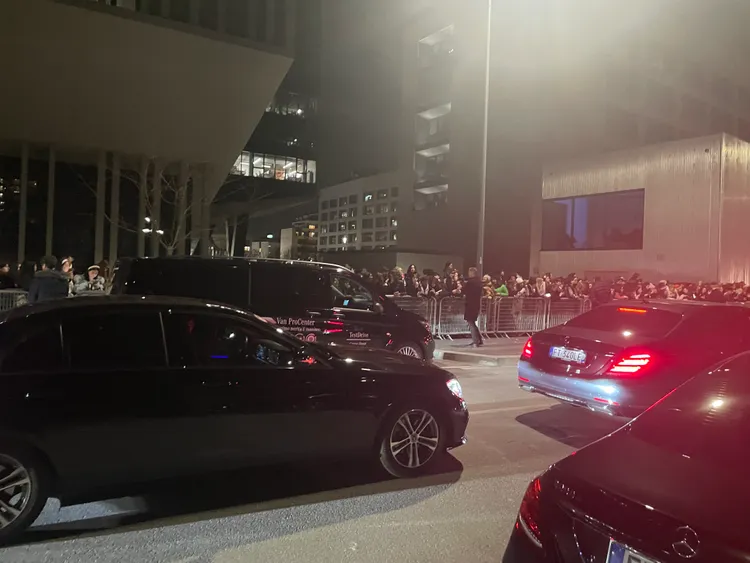 BOTTEGA VENETA秀場外，擠滿了等待RM到來的粉絲們。陳張眾攝