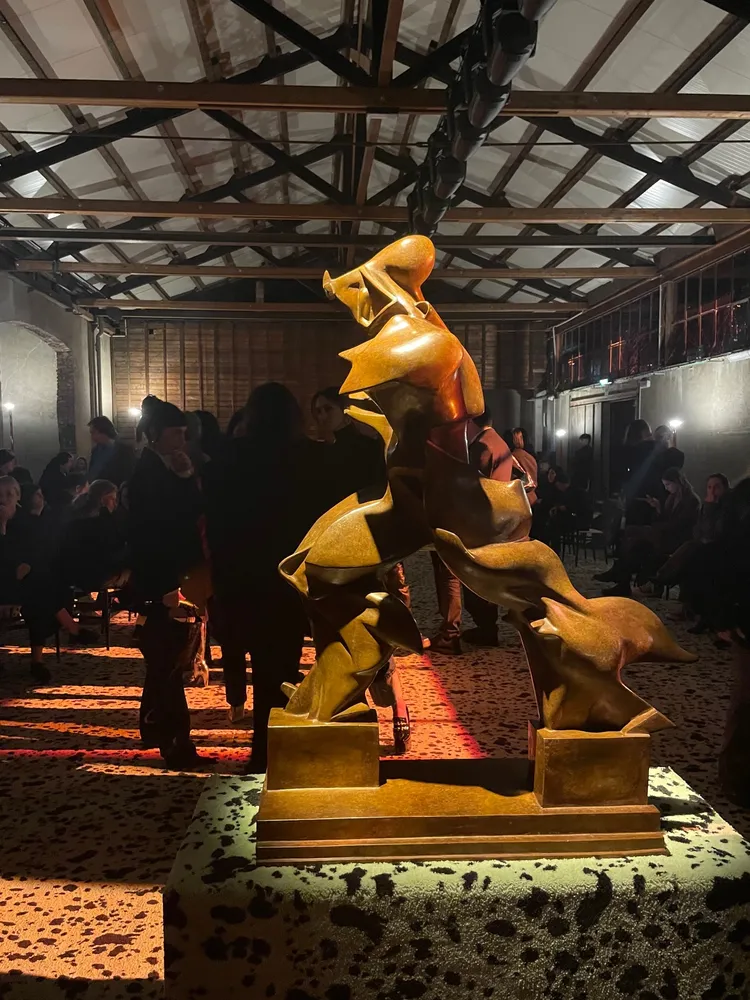 秀場中放置著從博物館中借出的雕像，皆呼應了創意總監Matthieu Blazy在執掌品牌後所強調的「Craft in Motion」精神。陳張眾攝