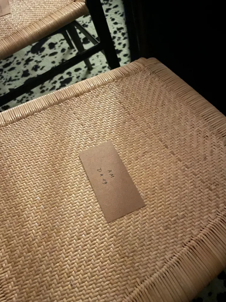 因在縝密保護下入場的RM無法有被輕易採訪到的機會，也有不少人在秀前，便記錄下了他座椅上的名牌。陳張眾攝