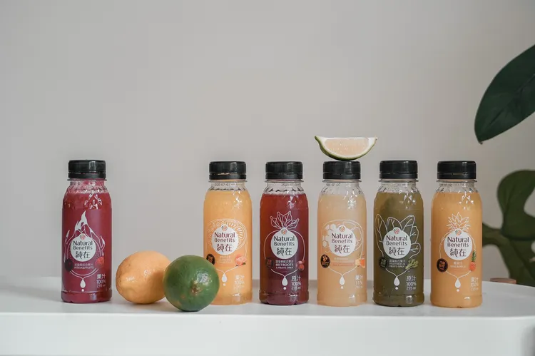 「純在-鳳梨釋迦綜合果汁」，嚴選台東鳳梨釋迦和屏東金鑽鳳梨，透過冷壓鮮榨與HPP超高壓技術，保留水果最天然的新鮮風味與營養。業者提供