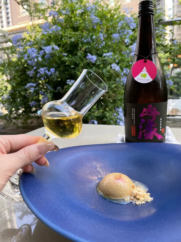 山漾11%則經過65天發酵時間，入口雖甜，但酸度更明顯，帶有些許莓果氣息，尾韻則有微苦丹寧感。業者提供