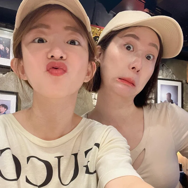 阿霞一度以為張景嵐（右）牽的是好姊妹瑤瑤的手，畢竟演藝圈常有人愛玩這遊戲。翻攝張景嵐臉書