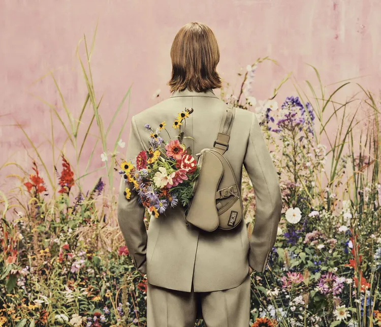DIOR 2023夏季男裝系列形象映襯園藝、漫步、釣魚等主題。品牌提供