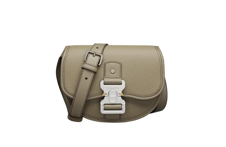 米色小牛皮迷你斜挎包，8萬7000元。品牌提供