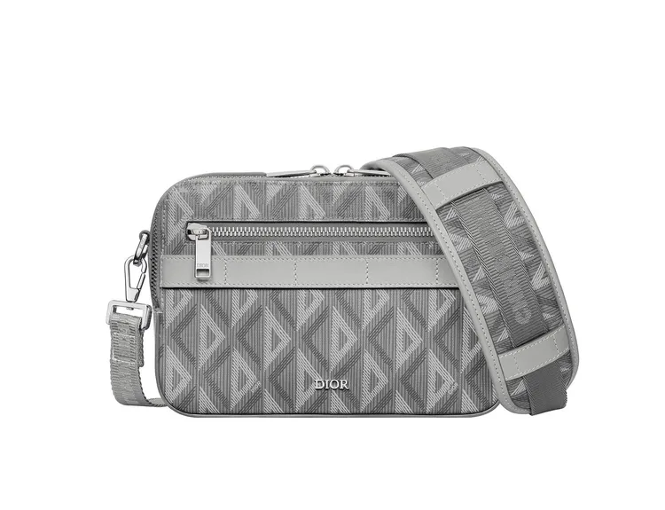 灰色CD Diamond圖騰帆布斜挎包，7萬元。品牌提供
