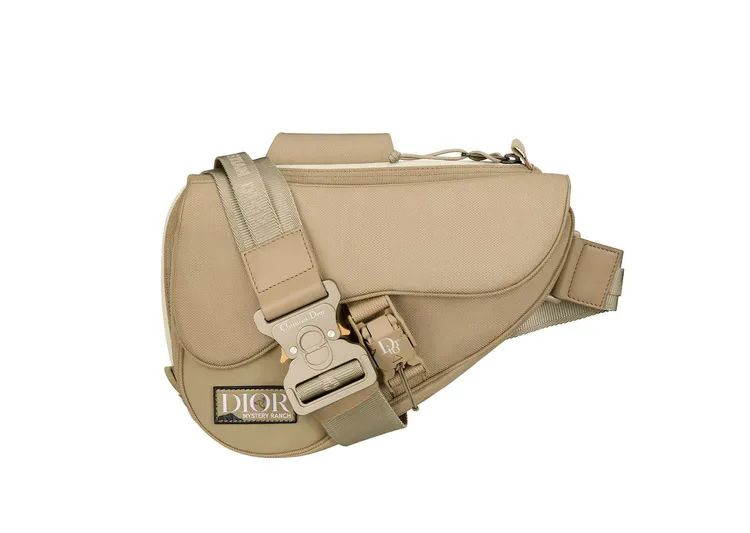 DIOR by Mystery Ranch米色尼龍馬鞍包，10萬5000元。品牌提供