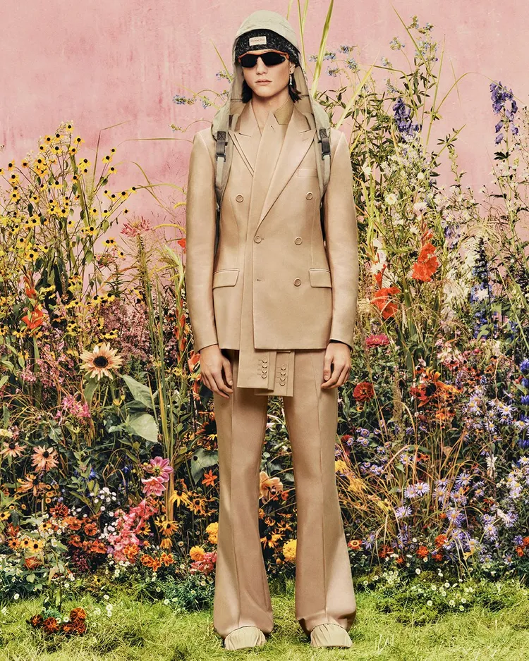 2023夏季系列將品牌標誌性的Oblique Suit以休閒風格演繹，衣領開口處搭配釦飾或可拆卸式翻領。品牌提供