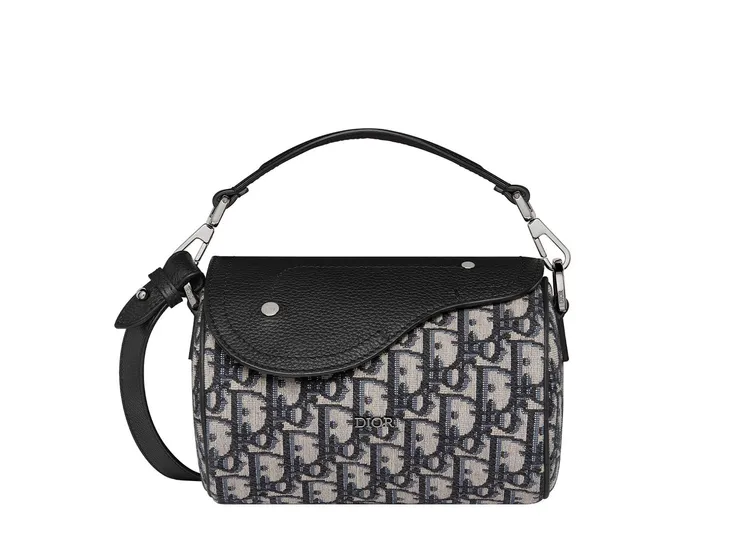 Dior Oblique米色黑色斜紋提花帆布小牛皮迷你斜挎包，6萬5000元。品牌提供